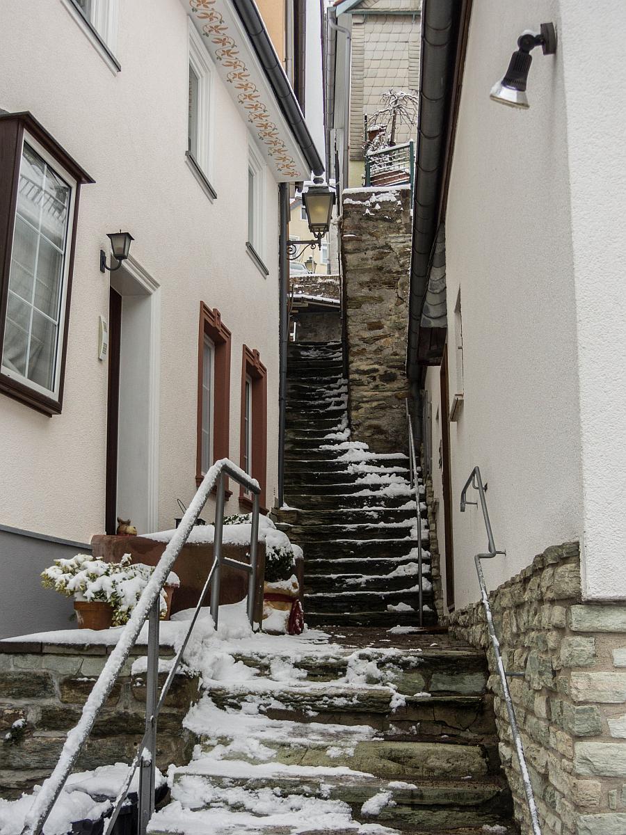Eine enge Treppegasse in Kronberg. Aufnahmedatum: 21.01.2013