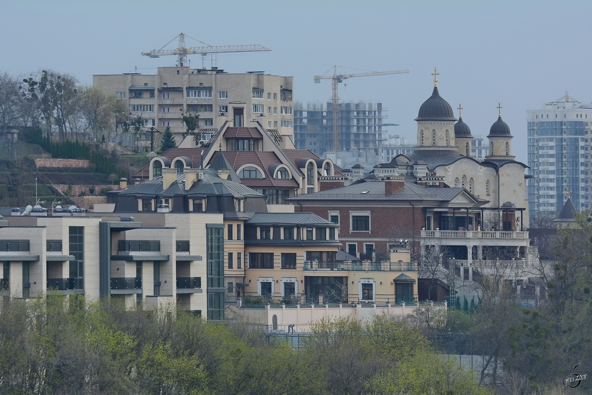 Eine der etwas hochpreisigeren Wohngegenden in Kiew. (April 2016)