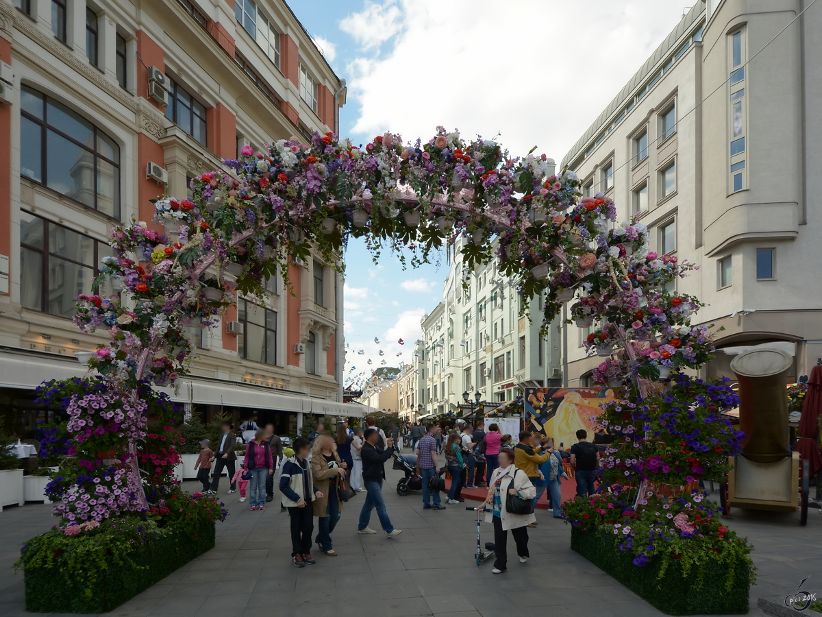 Eine festliche dekorierte Stae im Zentrum von Moskau. (Mai 2016)