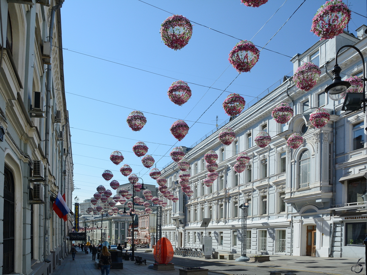 Eine festliche dekorierte Stae im Zentrum von Moskau. (Mai 2016)