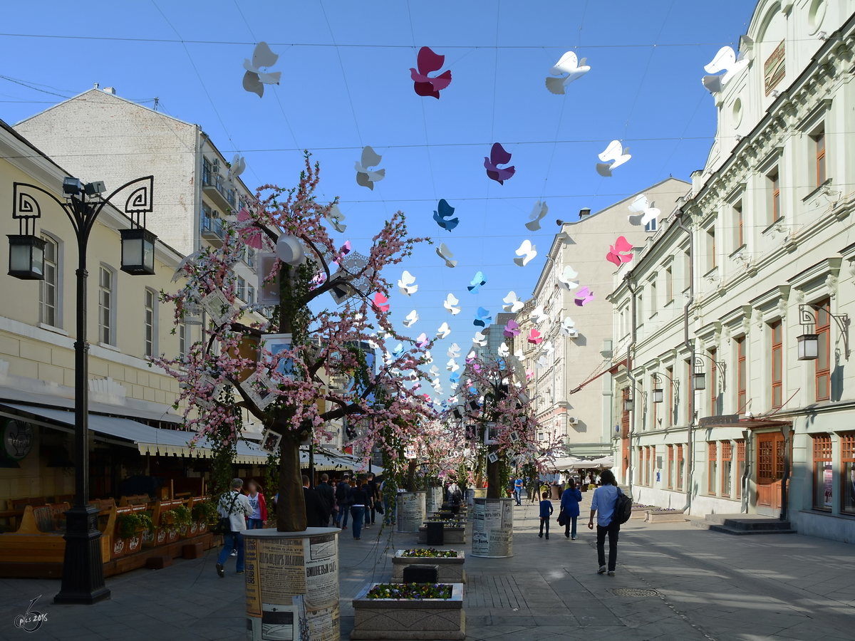 Eine festliche dekorierte Stae im Zentrum von Moskau. (Mai 2016)