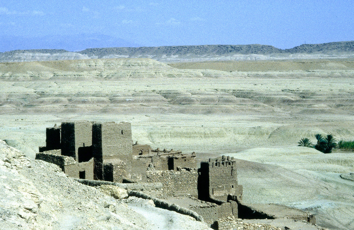 Eine Festung (Kasbah) in At-Ben-Haddou. Bild vom Dia. Aufnahme: November 1996.