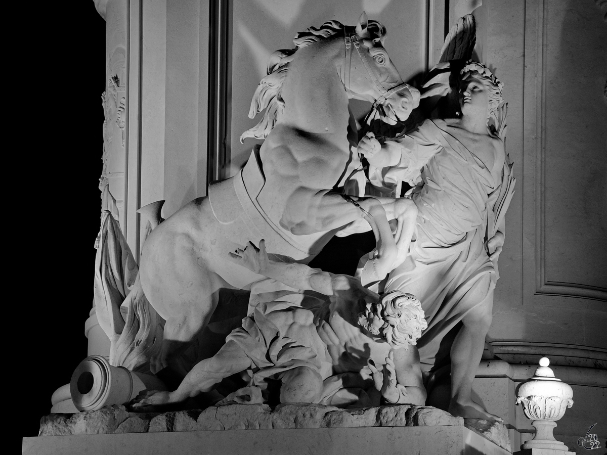 Eine Figurengruppe am Sockel der Reiterstatue des ehemaligen Knig von Portugal Jos I. auf dem Praa do Comrcio (Handelsplatz) in Lissabon. (Januar 2017)