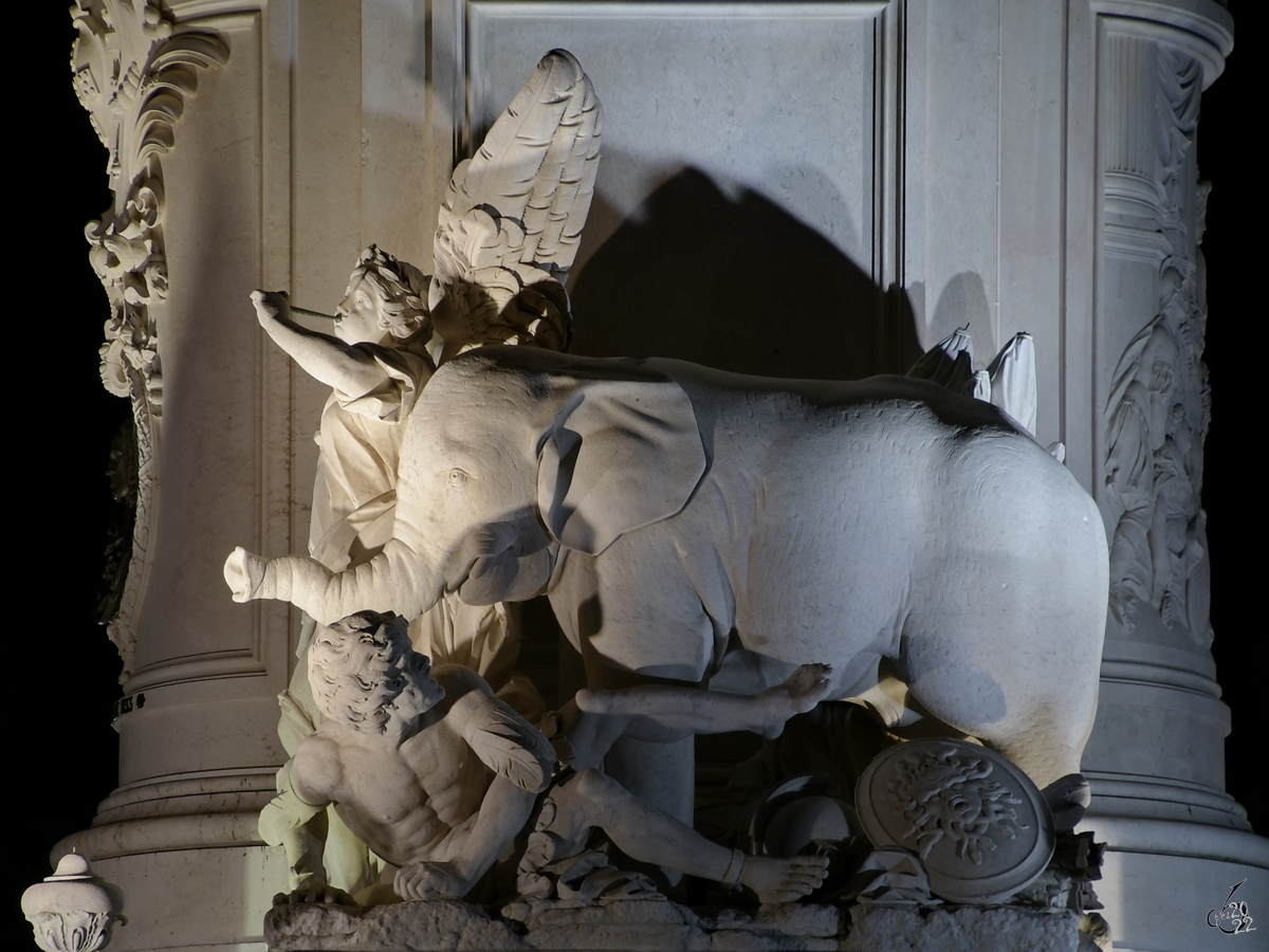 Eine Figurengruppe am Sockel der Reiterstatue des ehemaligen Knig von Portugal Jos I. auf dem Praa do Comrcio (Handelsplatz) in Lissabon. (Januar 2017)