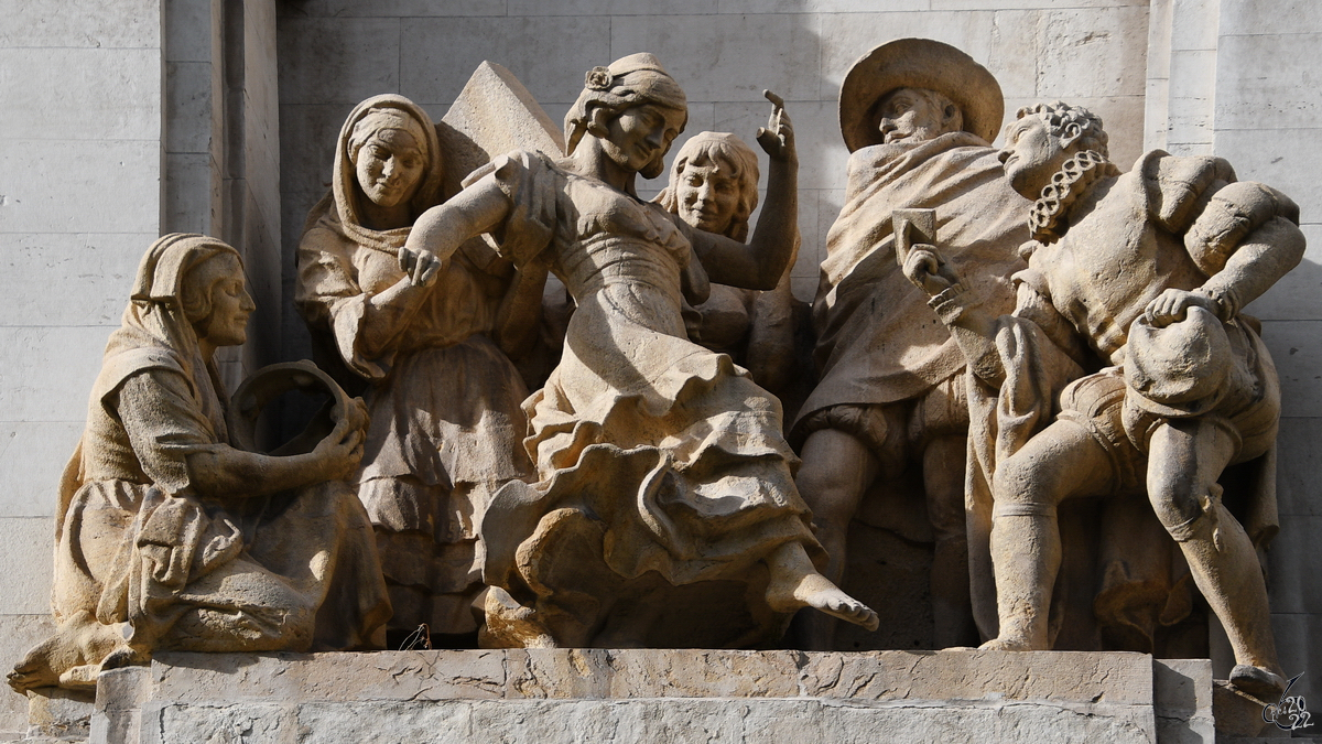 Eine Figurengruppe an einem dem spanischen Schriftsteller Miguel de Cervantes Saavedra gewidmeten Denkmal. (Madrid, November 2022)