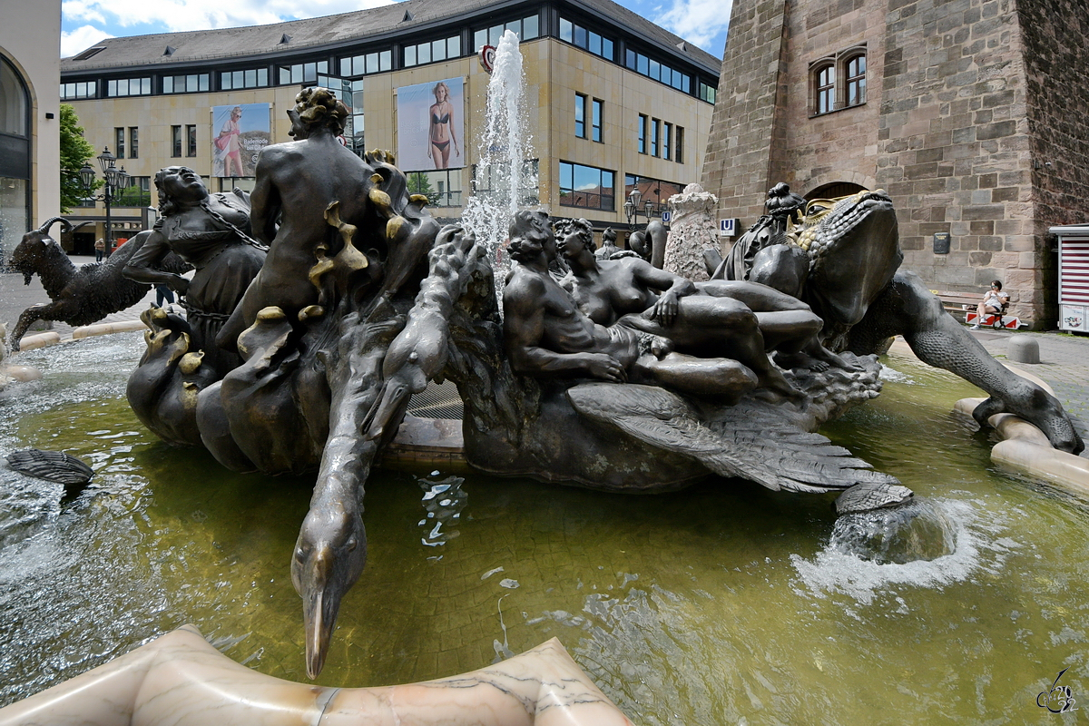 Eine Figurengruppe des Brunnens Ehekarussel in Nrnberg. (Mai 2017)