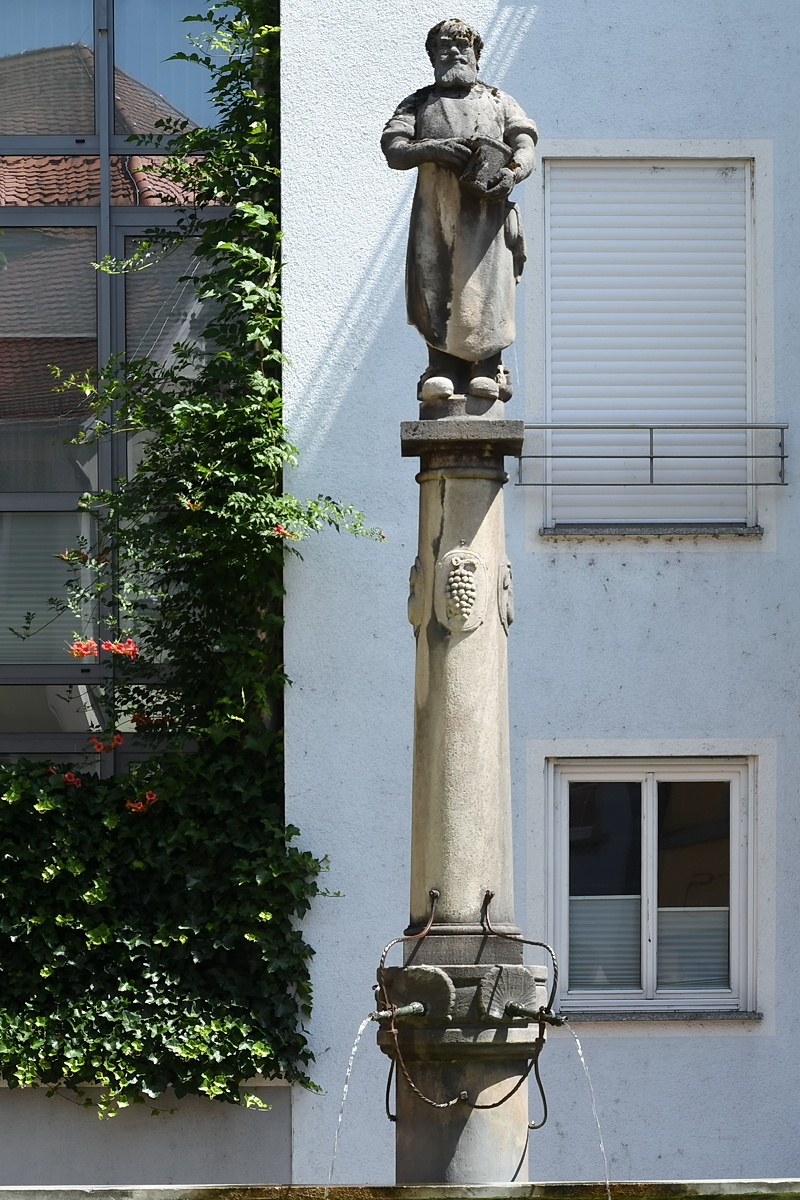 Eine Figurensule am Aichbrunnen in Lindau, welcher frher als Pferdetrnke genutzt wurde. (August 2017)