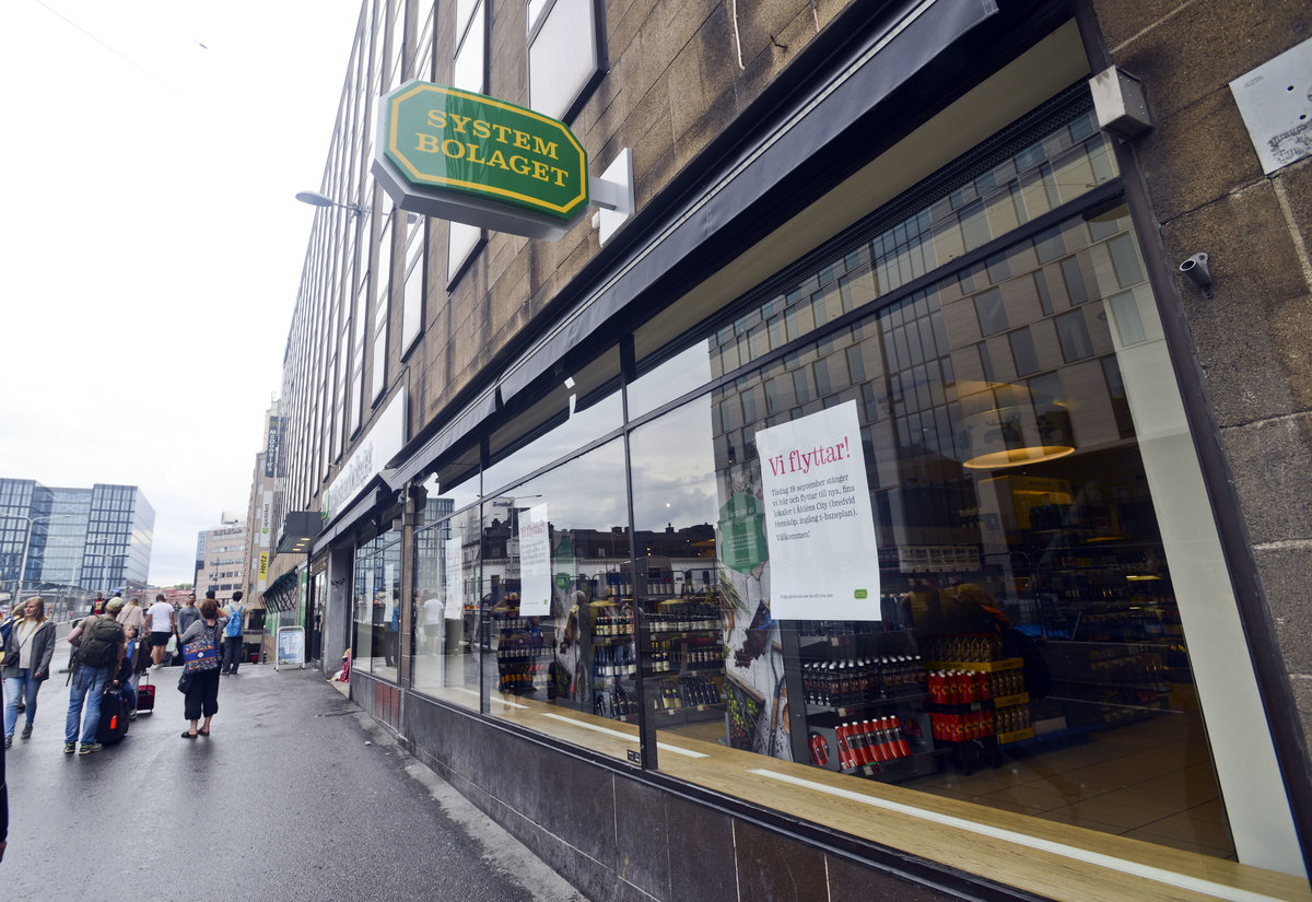 Eine Filiale des Systembolaget an der Klarabergsgatan in Stockholm. Systembolaget ist ein staatliches Unternehmen in Schweden, das ein Monopol auf den Einzelhandel von Getrnken mit einem Alkoholgehalt von mehr als 3,5 Volumenprozent hat. Das Unternehmen dient als Instrument der staatlichen Alkoholpolitik und verfolgt das Ziel, den Alkoholkonsum in Schweden einzudmmen. Die Grundidee fr die Einfhrung war, dass sich ein Unternehmen ohne Gewinninteresse leichter verschiedener Kontrollinstrumente, wie z. B. der Rationierung, bedienen kann.

Aufnahme: 29. Juli 2017.