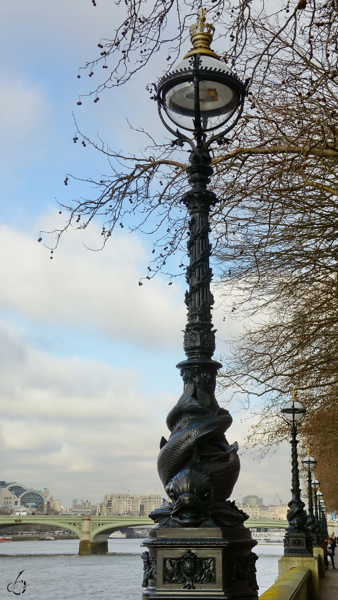 Eine  fischige  Straenlaterne an der Themse in London. (Februar 2015)