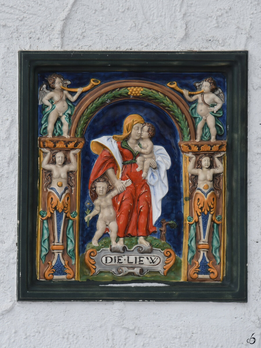 Eine Fliese mit Heiligenbild am  Haus Engel  in Pfronten. (November 2023)