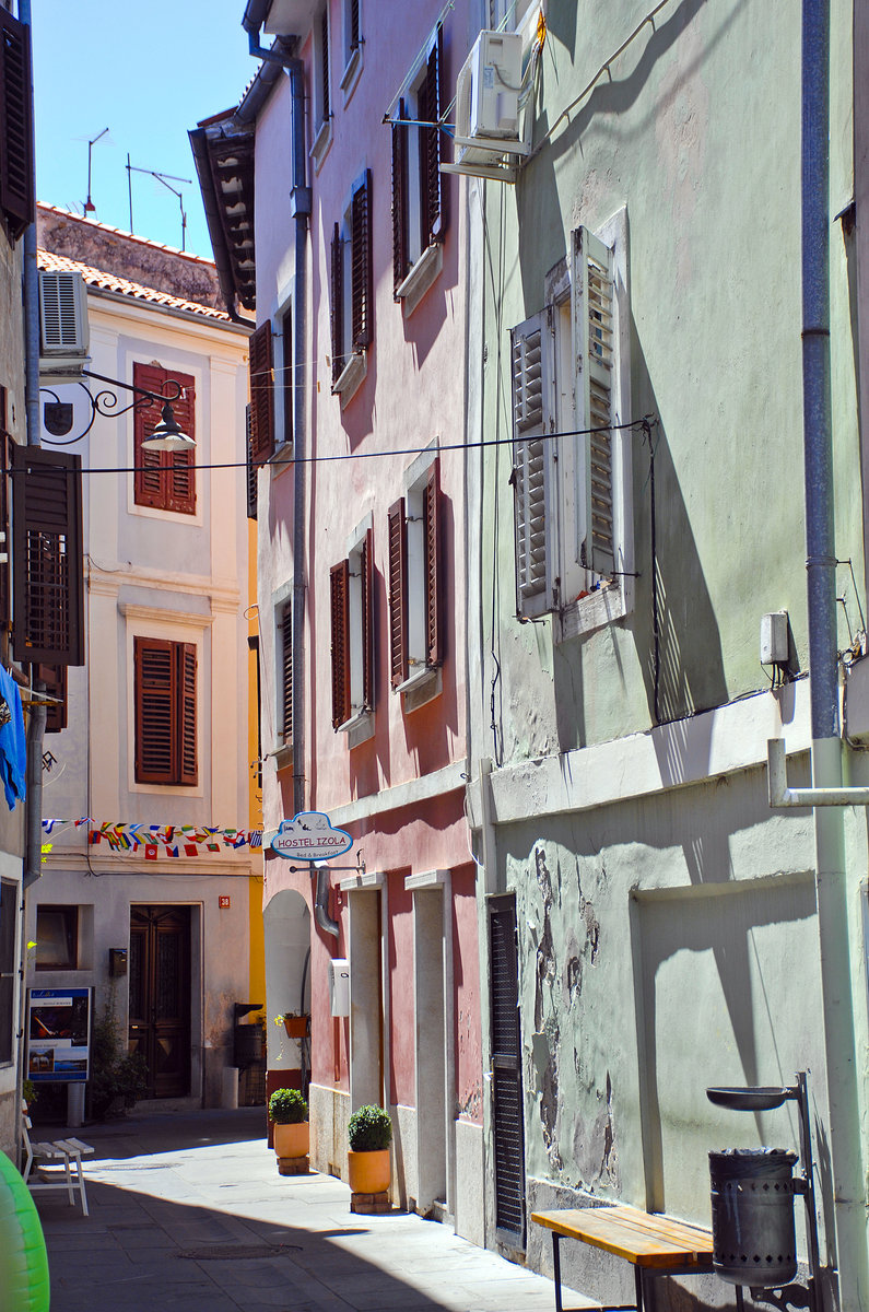 Eine Gasse in der Altstadt von Izola. Aufnahme: 27. Juli 2016.