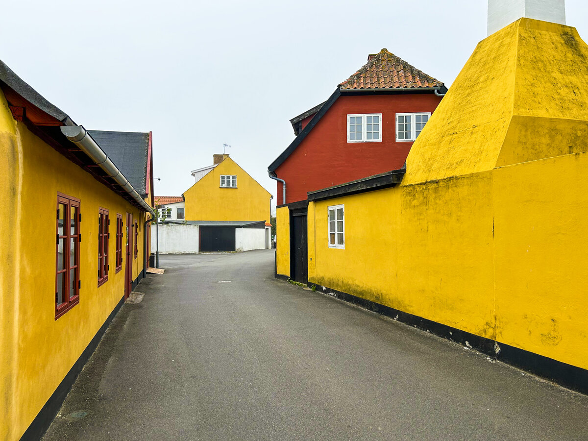 Eine Gasse in Gudhjem an der Nordkste von Bornholm. Aufnahme: 17. Juni 2023.