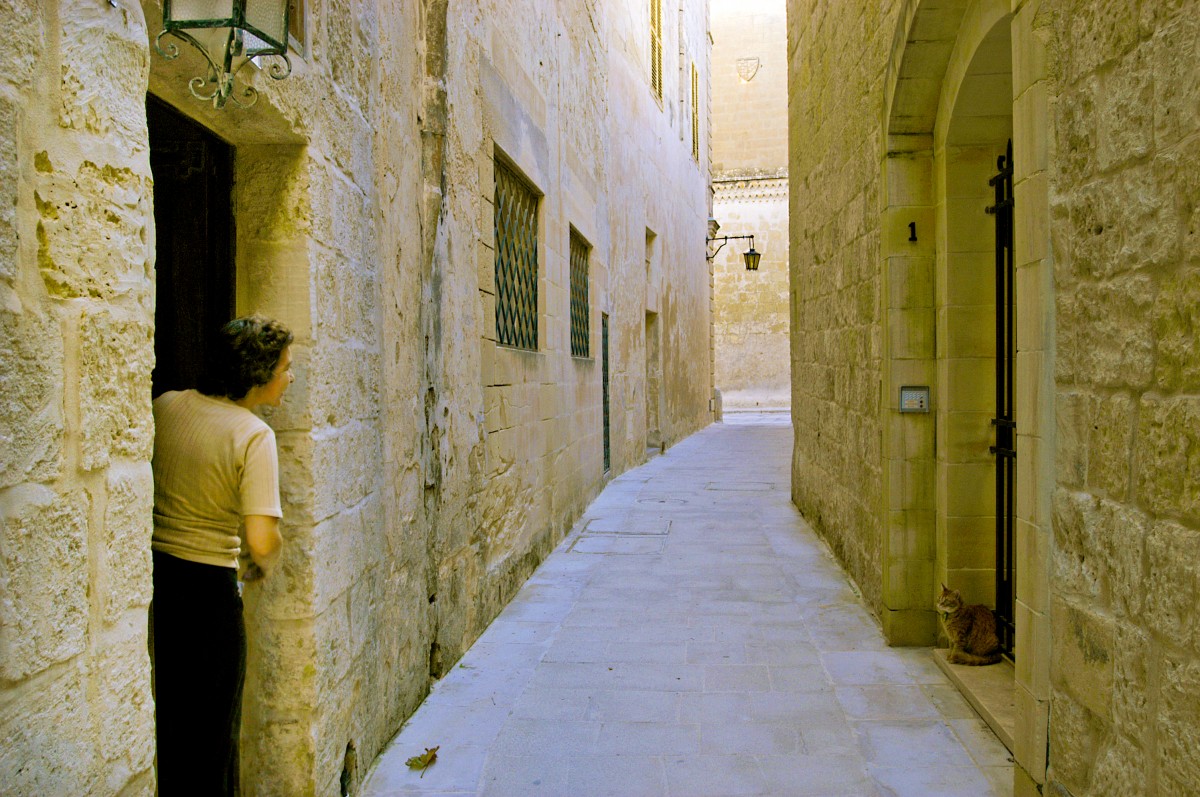 Eine Gasse in Mdina auf der Insel Malta. Aufnahme: Oktober 2006. Man nennt Mdina heute auch die stille Stadt, denn es gibt dort nur ein Hotel und wenige Restaurants, sodass die meisten Besucher noch vor dem Abend die Stadt verlassen, die sich danach nahezu menschenleer prsentiert.