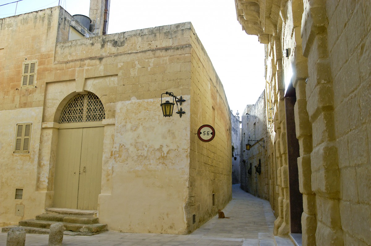 Eine Gasse in Mdina auf der Insel Malta. Aufnahme: Oktober 2006. Heute ist Mdina ein touristisches Zentrum, in dem die Zeit angehalten zu sein scheint. 