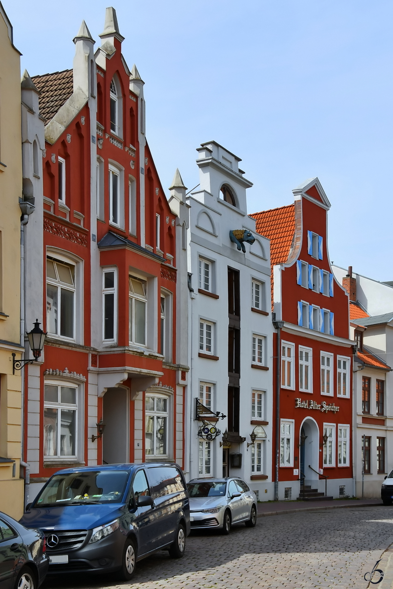 Eine Giebelhäuserreihe in der Wismarer Altstadt. (Mai 2023)