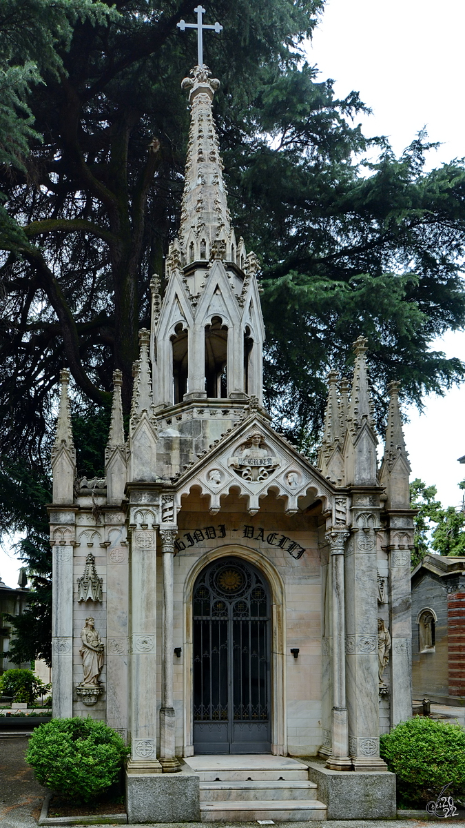 Eine im gotischen Stil erschaffene Familiengrabsttte auf dem Zentralfriedhof von Mailand. (Juni 2014)