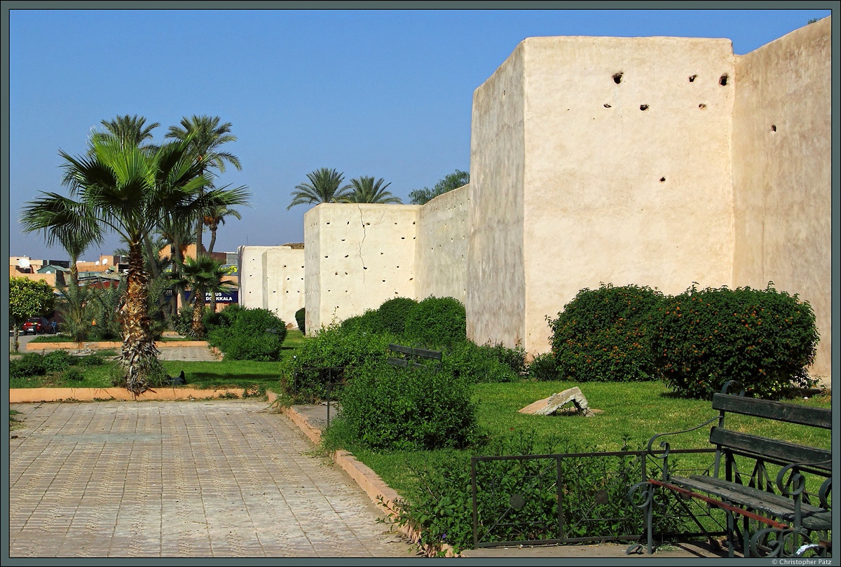 Eine gut erhaltene Stadtmauer umschliet die Altstadt (Medina) von Marrakesch. Auf 20 km Lnge befinden sich 202 Trme und 19 Tore. Hier ist ein saniertes Teilstck mit mehreren Trmen nahe dem Stadttor Bab er Raha zu sehen. (Marrakesch, 17.11.2015)