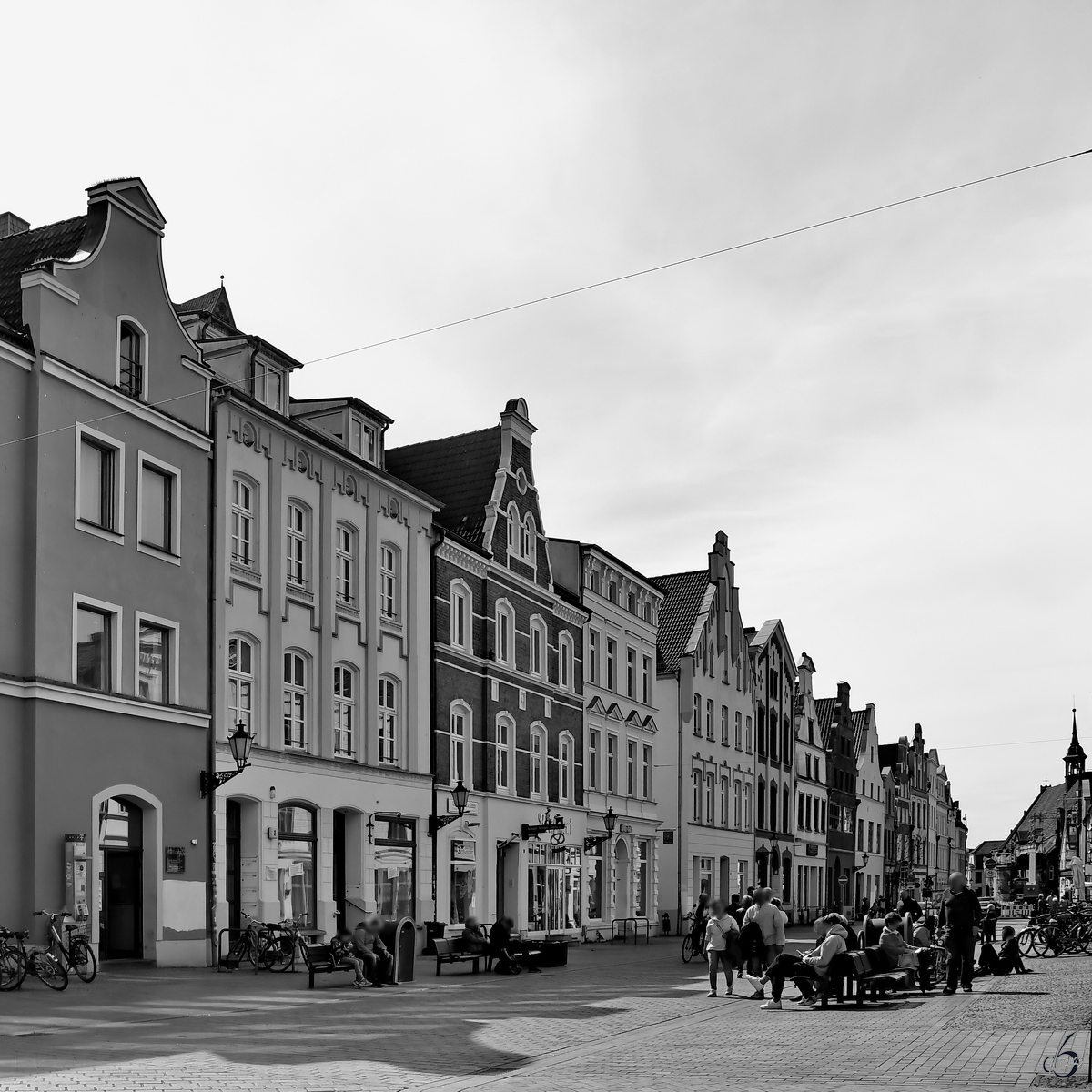 Eine Huserreihe in der Wismarer Altstadt. (Mai 2023)