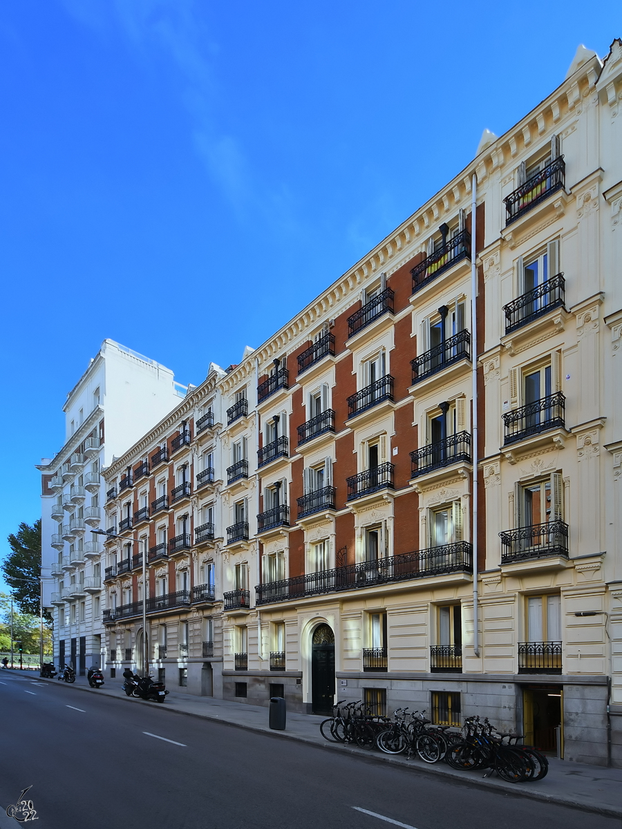Eine Huserreihe im Zentrum von Madrid. (November 2022)