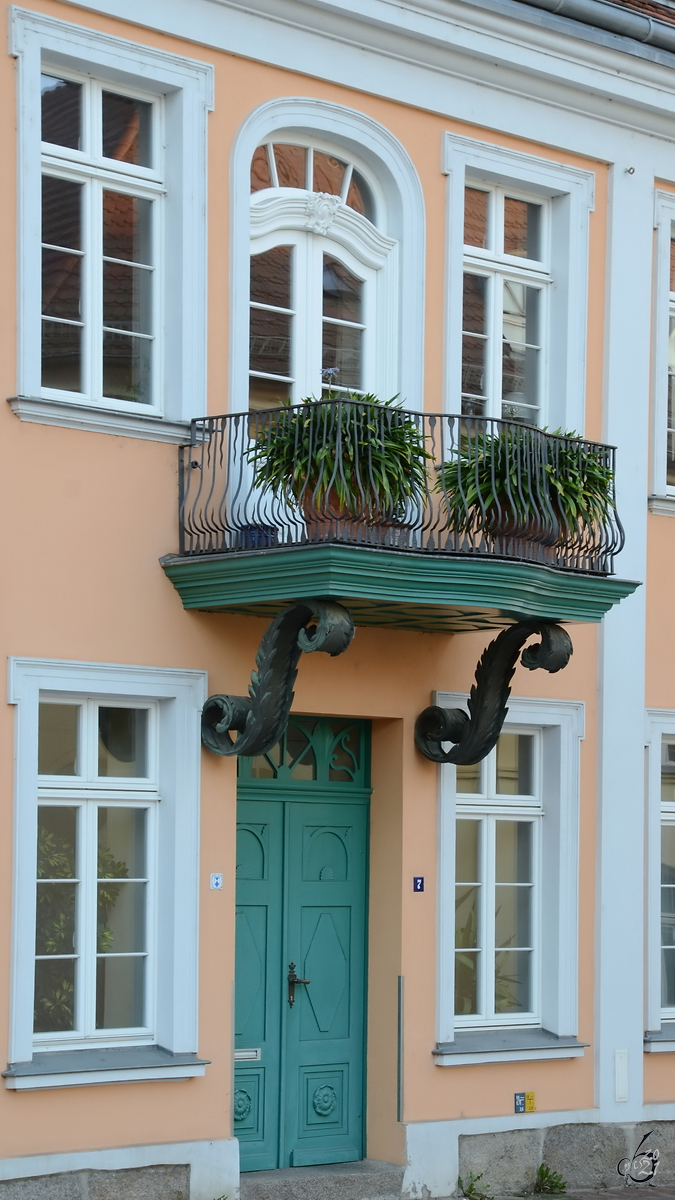 Eine Hausfassade mit interessantem Balkon, so gesehen Ende August 2013 in Gstrow.