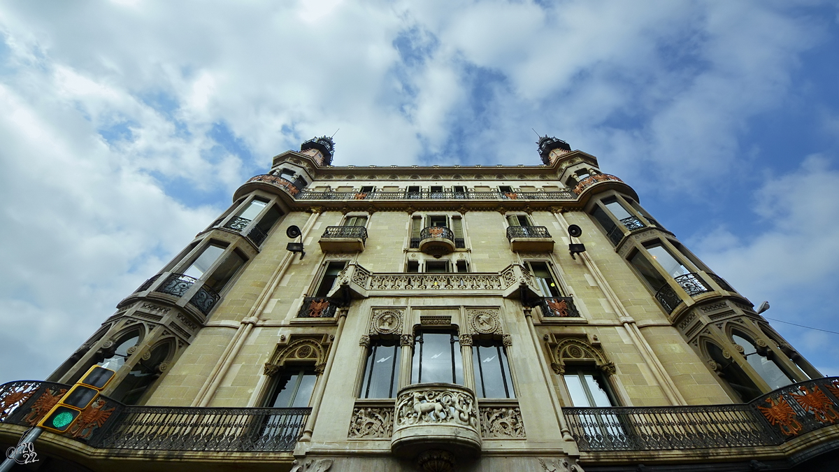 Eine historische Gebudefassade in Barcelona. (Februar 2012)