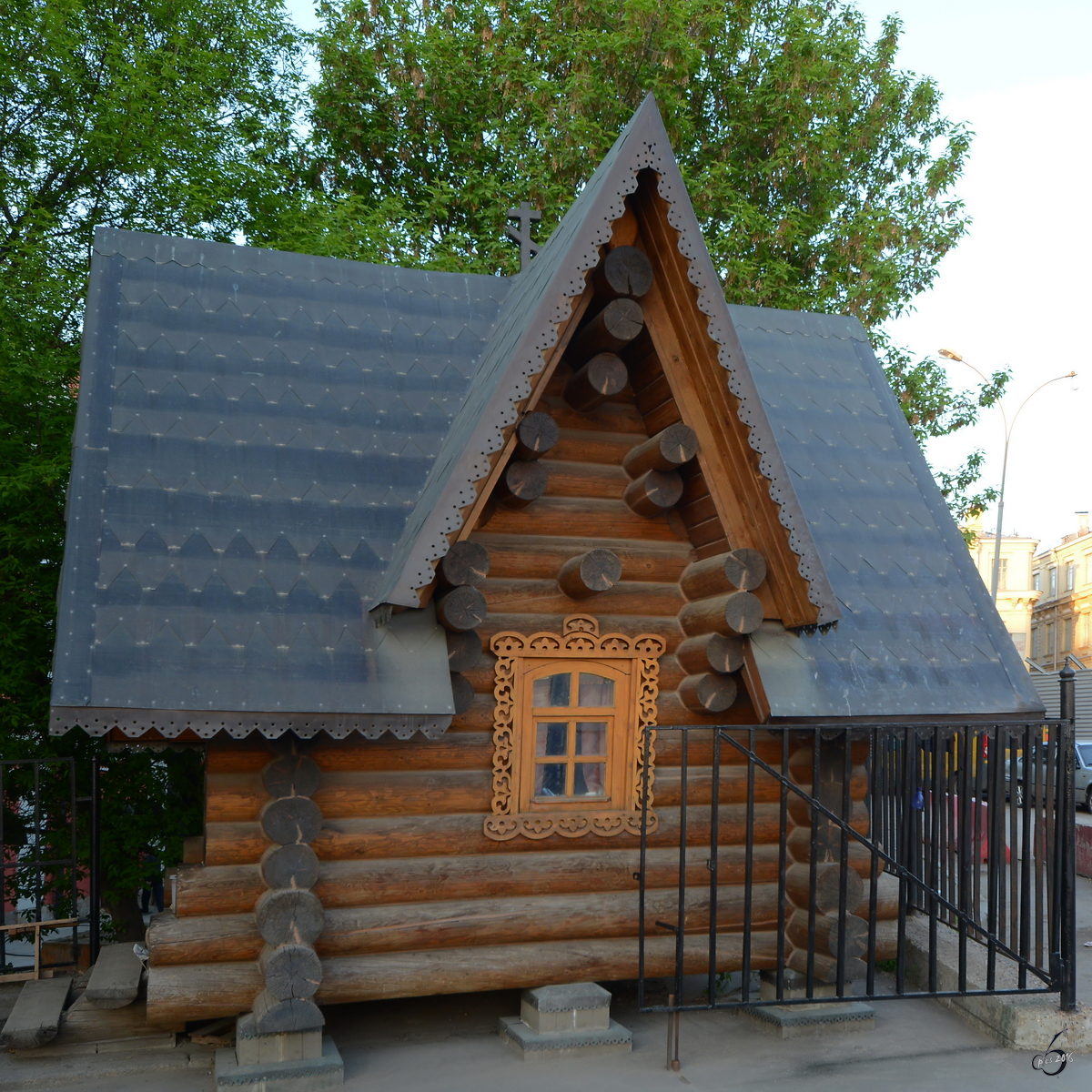 Eine hlzerne Kapelle Anfang Mai 2016 in Moskau. 