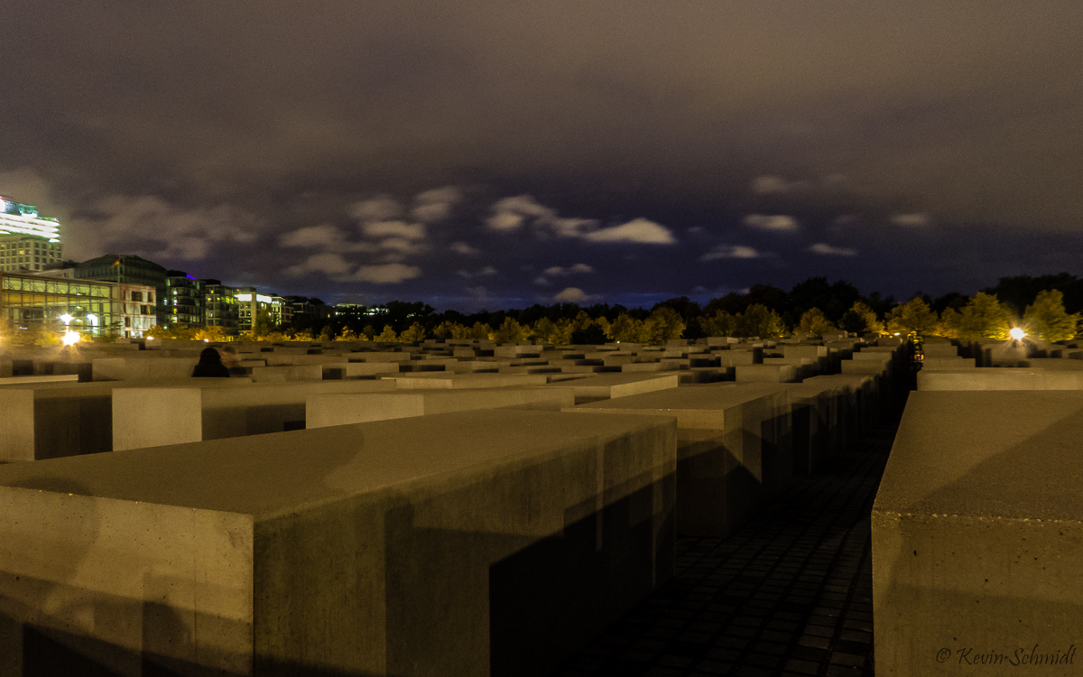 Eine interessante Lichtstimmung erzeugte der ungleichmig bewlkte Abendhimmel ber Berlin, hier am Holocaust-Mahnmal nahe des Brandenburger Tors mit Blick in Richtung Tiergarten / Potsdamer Platz. (08.10.2016)