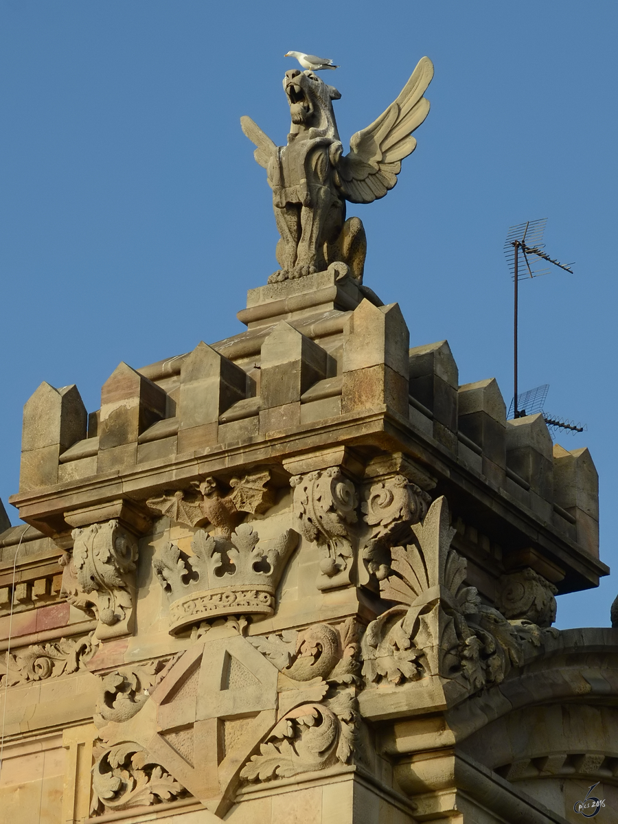 Eine interessante Skulpur auf dem Aduana-Gebude, dem heutigen Finanzamt in Barcelona. (Dezember 2011)