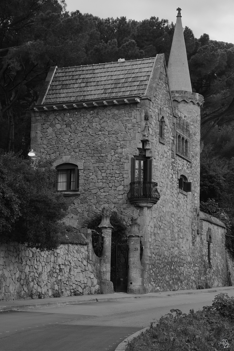 Eine  kleine  Villa etwas Abseits des Stadtzentrums von Barcelona. (Februar 2013)