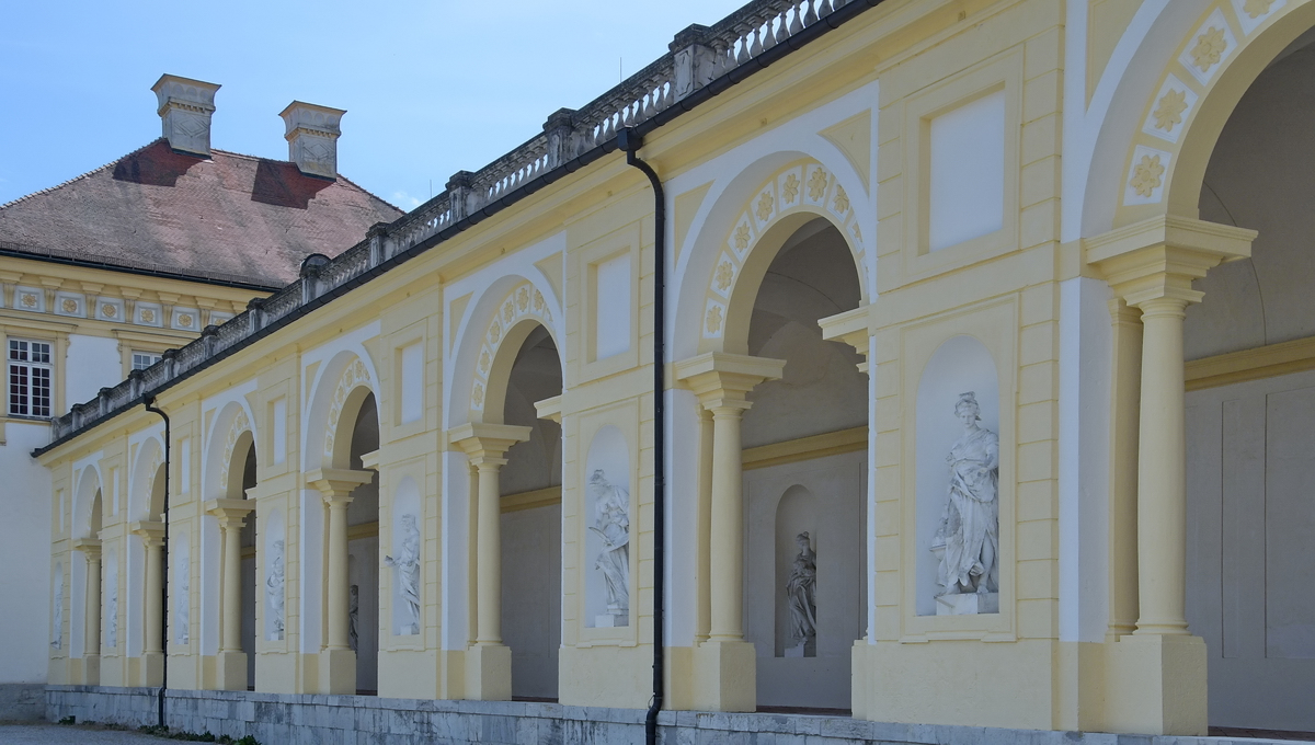 Eine der Kolonnaden am Neuen Schloss in Oberschleiheim. (Juli 2017)