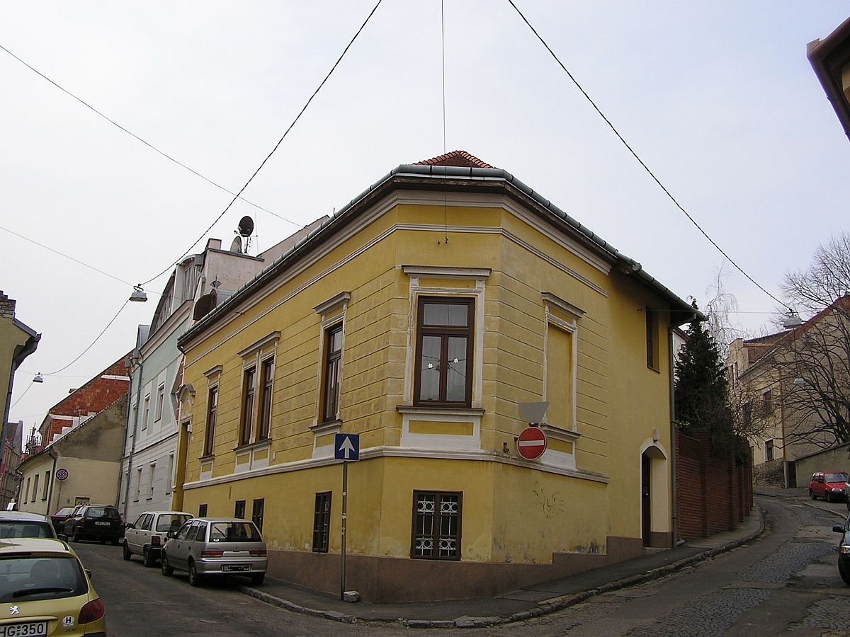 Eine Kreuzung mit einem Eckhaus in der östlichen Innenstadt von Pécs. (2010) 