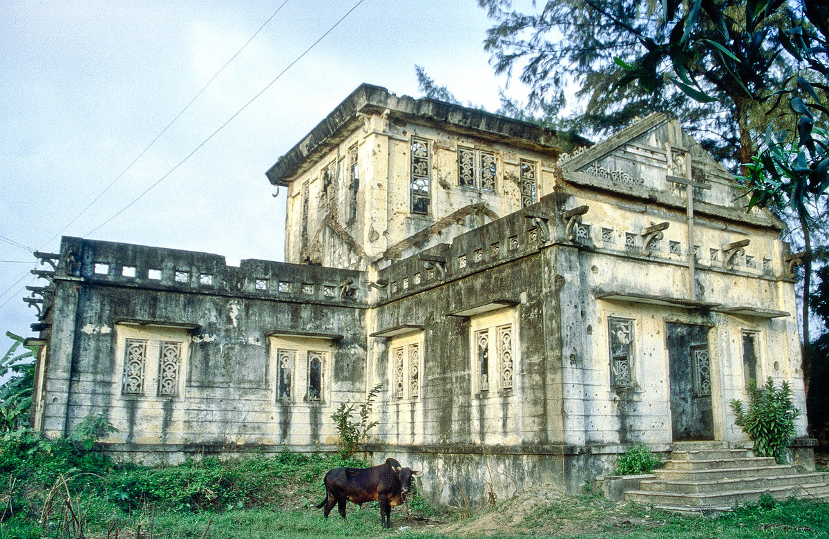 Eine vom Krieg zerstrte Kirche in der Nhe von Quảng Trị. Bild vom Dia. Aufnahme: Januar 2001.