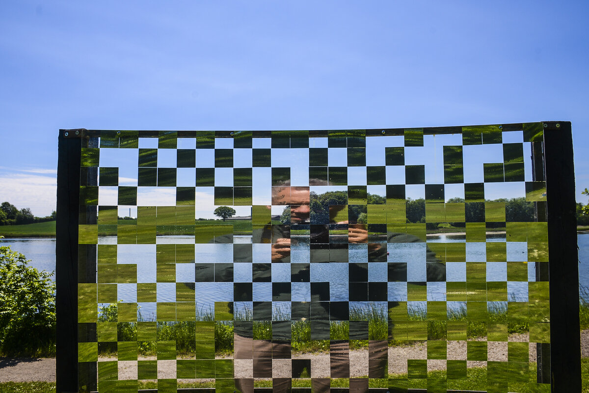 Eine Kunstinstallation im Schlosspark von Augustenburg in Nordschleswig. Die Installation besteht aus Glas bzw. Spiegelelemente. Aufnahme: 6. Juni 2021.