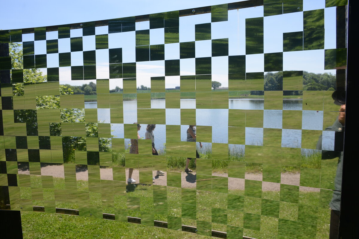 Eine Kunstinstallation im Schlosspark von Augustenburg in Nordschleswig. Die Installation besteht aus Glas bzw. Spiegelelemente. Aufnahme: 6. Juni 2021.