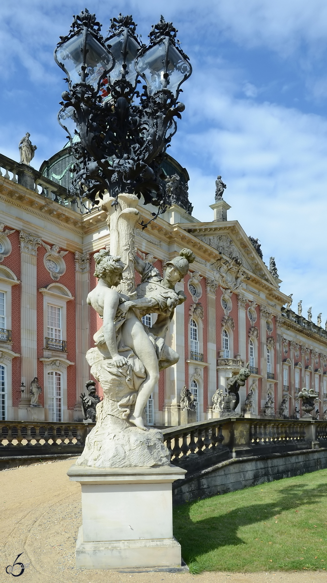 Eine der kunstvoll gestalteten Laternen am Neuen Palais im Park Sanssouci. (Potsdam, September 2012)