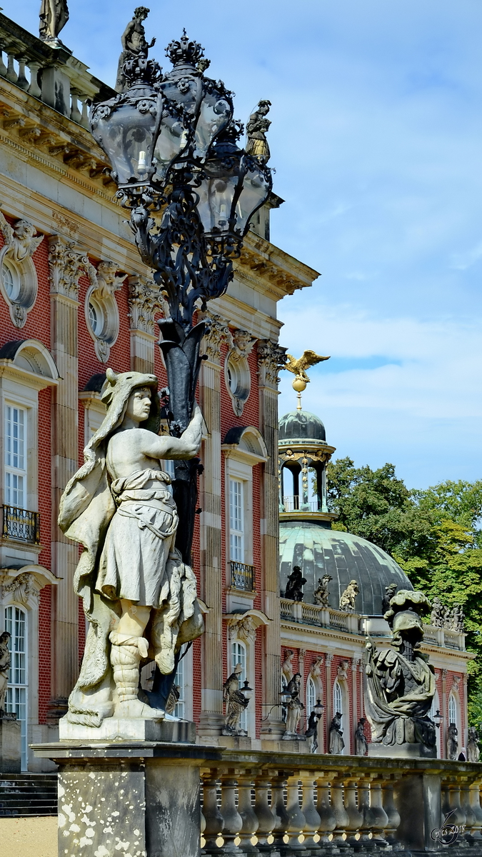 Eine Laterne am Neuen Palais im Park Sanssouci. (Potsdam, September 2012)