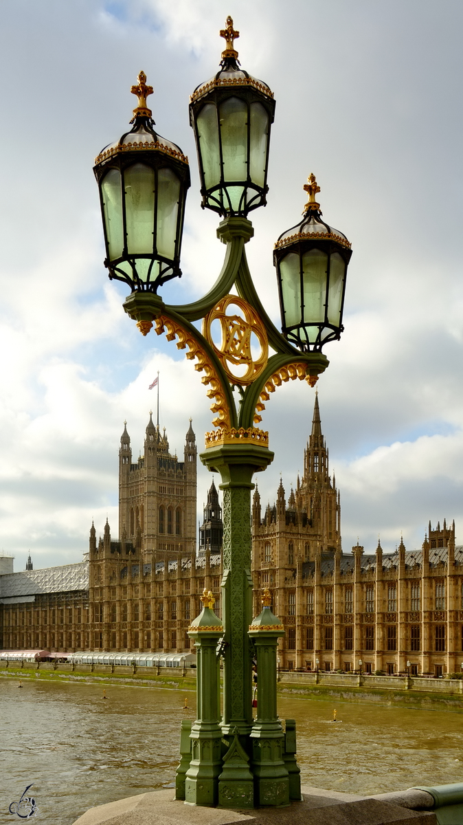 Eine der Laternen auf der Westminster Bridge in London. (Februar 2015)