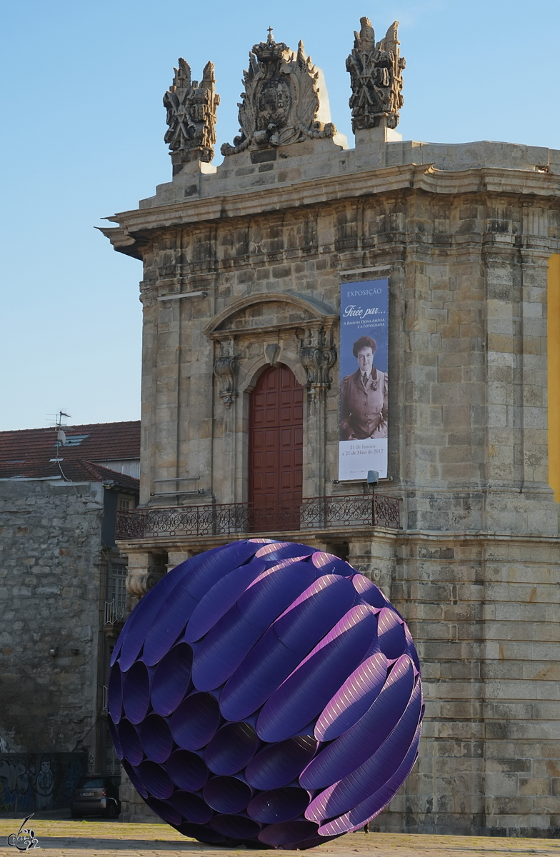 Eine lila Kugel vor dem Museum fr portugiesische Fotografie (Centro Portugus de Fotografia) in Porto. (Januar 2017)