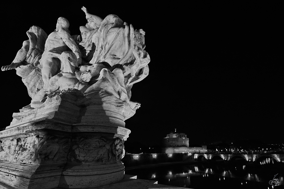 Eine der mehrfigurigen Marmorstatuengruppen auf der 1886 bis 1913 erbaute Brcken Vittorio Emanuele II, im Hintergrund die Engelsburg. (Rom, Dezember 2015)