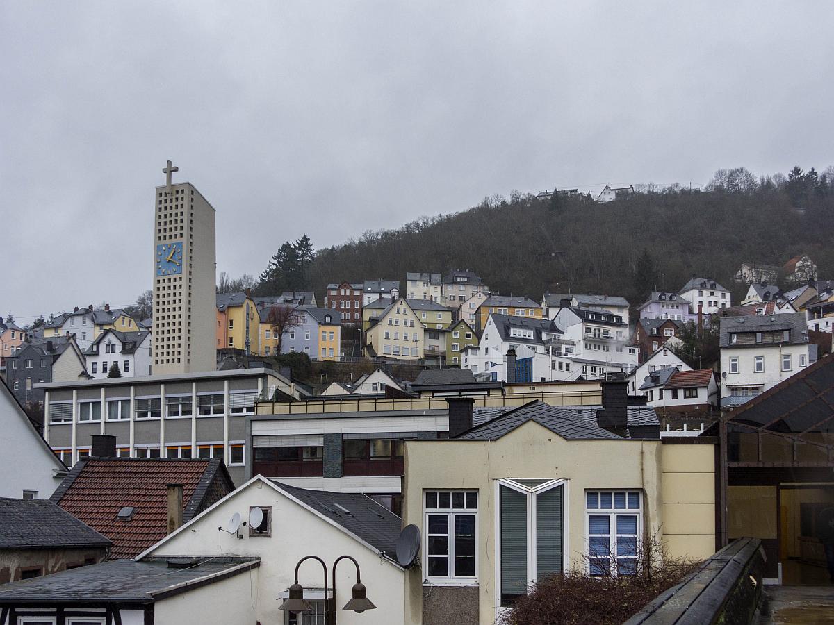 Eine moderne Kirchenturm, und bersicht auf einige Huser in Oberstein. Foto: 29.01.2013