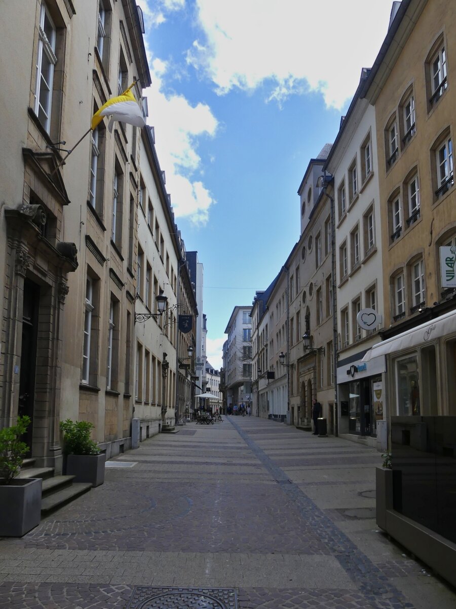Eine noch Menschenleere Strae im Zentrum der Stadt Luxemburg an einem khlen morgen im April 2024
