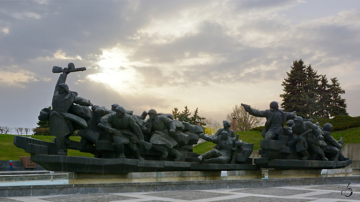 Eine patriotische Figurengruppe im nationalen Museum der Geschichte der Ukraine im Zweiten Weltkrieg. (Kiew, April 2016)