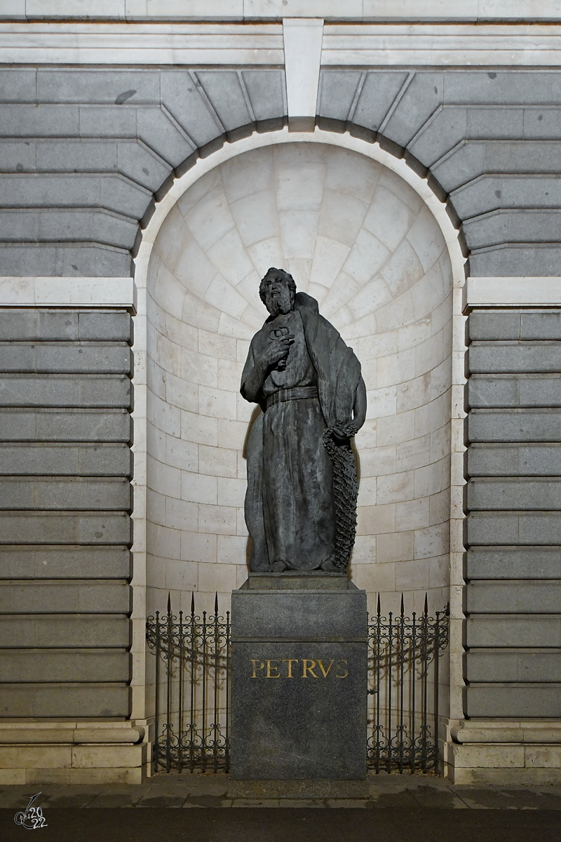 Eine Petrus-Statue an der Nordfassade der Almudena-Kathedrale (Santa Iglesia Catedral Metropolitana de Santa Mara la Real de la Almudena). (Madrid, November 2022)