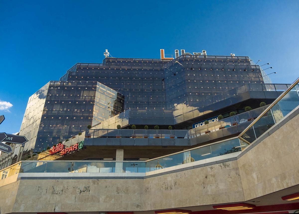 Eine Plaza am Westbahnhof in Budapest. Als das Gebude in den 80ern gebaut wurde war eine solche Glasfassade im Ostblock ziemlich selten, und strahlte Modernitt. Die Aufnahme stammt vom 23.04.2017.