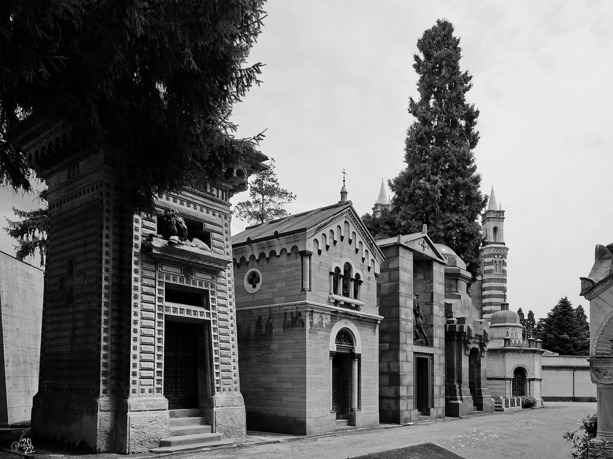 Eine Reihe mit sehenswerten Mausoleen auf dem Zentralfriedhof von Mailand. (Juni 2022)