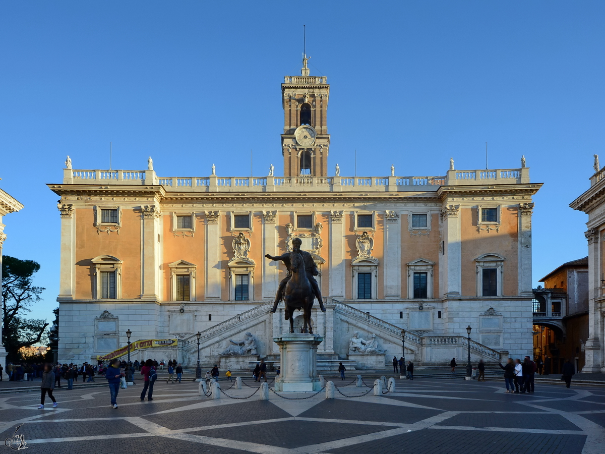 Eine Reiterstatue Mark Aurels befindet sich vor dem heute als Rathaus genutzten Senatorenpalast (Palazzo Senatorio) auf dem Kapitolshgel in Rom. (Dezember 2015)
