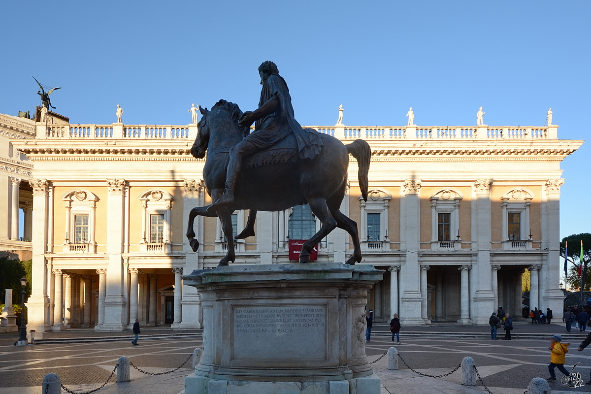 Eine Reiterstatue Mark Aurels befindet sich auf dem Kapitolshgel in Rom, dahinter der aus dem 17. Jahrhundert stammende Neue Palast (Palazzo Nuovo). (Dezember 2015)