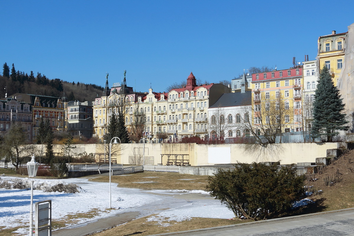 Eine der restaurierte Huserzeile nahe der Kolonnaden am 25. Februar 2018 in Marienbad.