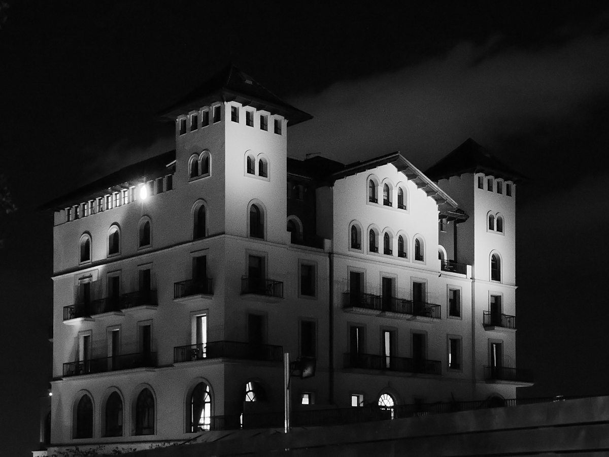 Eine im romanischen Stil erbaute Villa etwas Abseits von Barcelona. (Februar 2013)