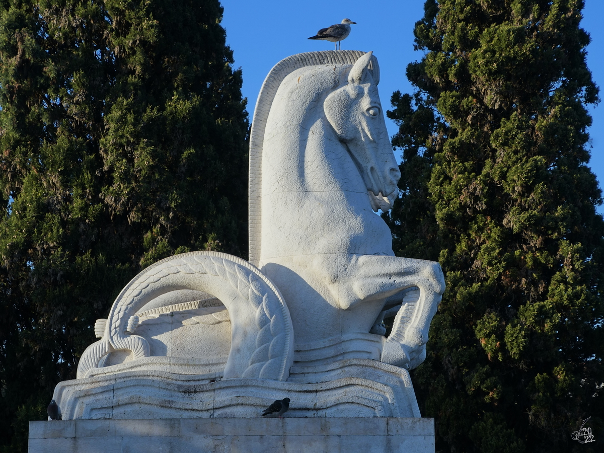 Eine Seepferd-Skulptur auf dem 1940 zu Ehren des portugiesischen Kolonialreiches errichteten Reichsplatz (Praa do Imprio). (Lissabon, Januar 2017)
